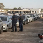 Funcionários fazem inventário de carros e motos apreendidos em pátio organizado